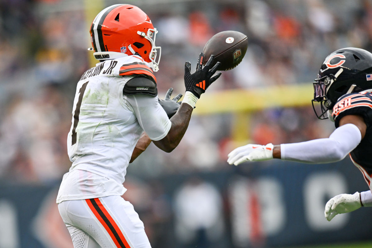 15 de agosto de 2026; Chicago, Illinois, EUA; O wide receiver do Cleveland Browns, KC Concepcion (1), recebe um passe contra o Chicago Bears durante o primeiro tempo no Soldier Field. Crédito obrigatório: Patrick Gorski-Imagn Images