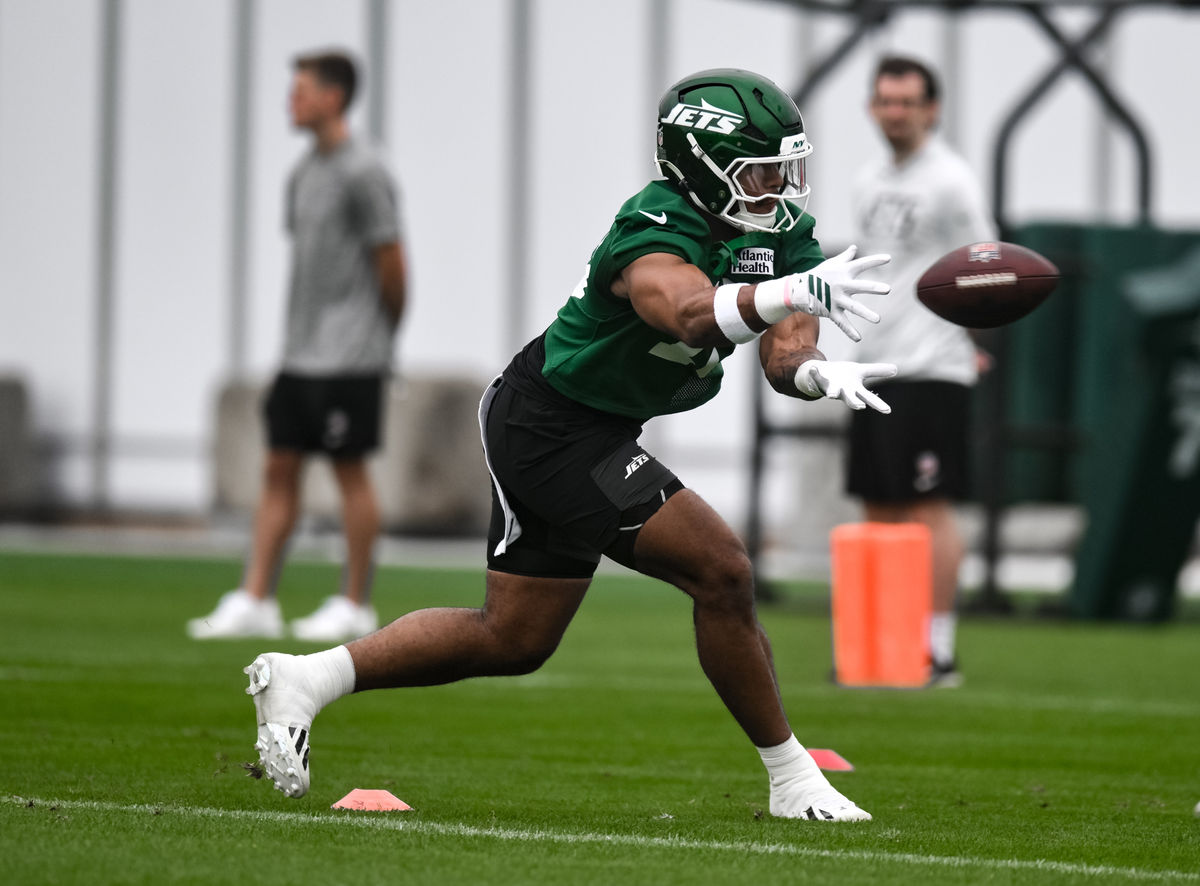 29 de julho de 2026; Florham Park, NJ, EUA; O tight end do New York Jets, Kenyon Sadiq (16), participa de um exercício durante o campo de treinamento no Atlantic Health Jets Training Center. Crédito obrigatório: John Jones-Imagn Images