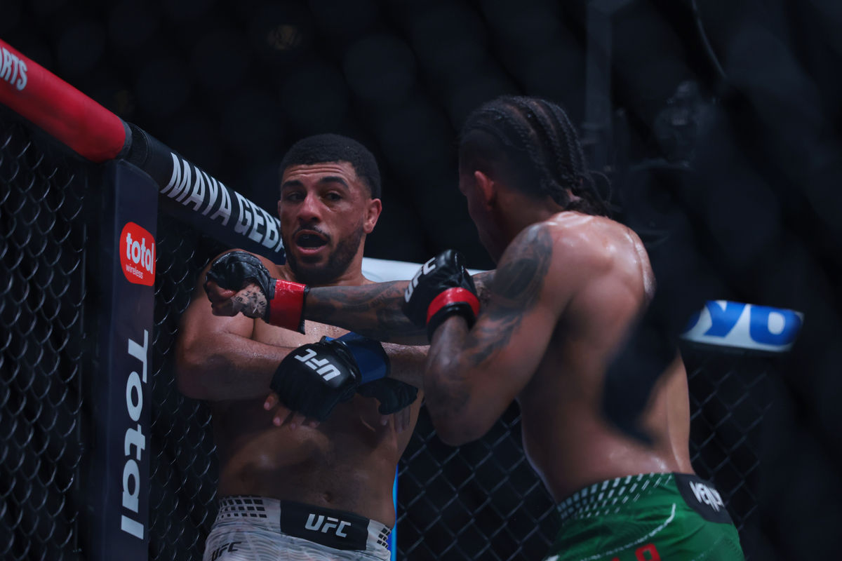 11 de abril de 2026; Miami, Flórida, ESTADOS UNIDOS; Chris Padilla (luvas vermelhas) luta contra Marquel Mederos (luvas azuis) durante o UFC 327 no Kaseya Center. Crédito obrigatório: Sam Navarro-Imagn Images