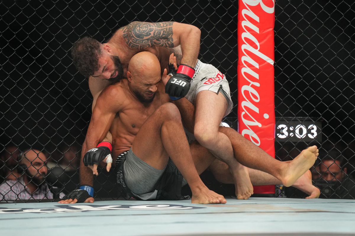 Mar 21, 2026; London,UNITED KINGDOM; Roman Dolidze (red gloves) fights Christian Leroy Duncan (blue gloves) during UFC Fight Night at O2 Arena. Mandatory Credit: Peter van den Berg-Imagn Images