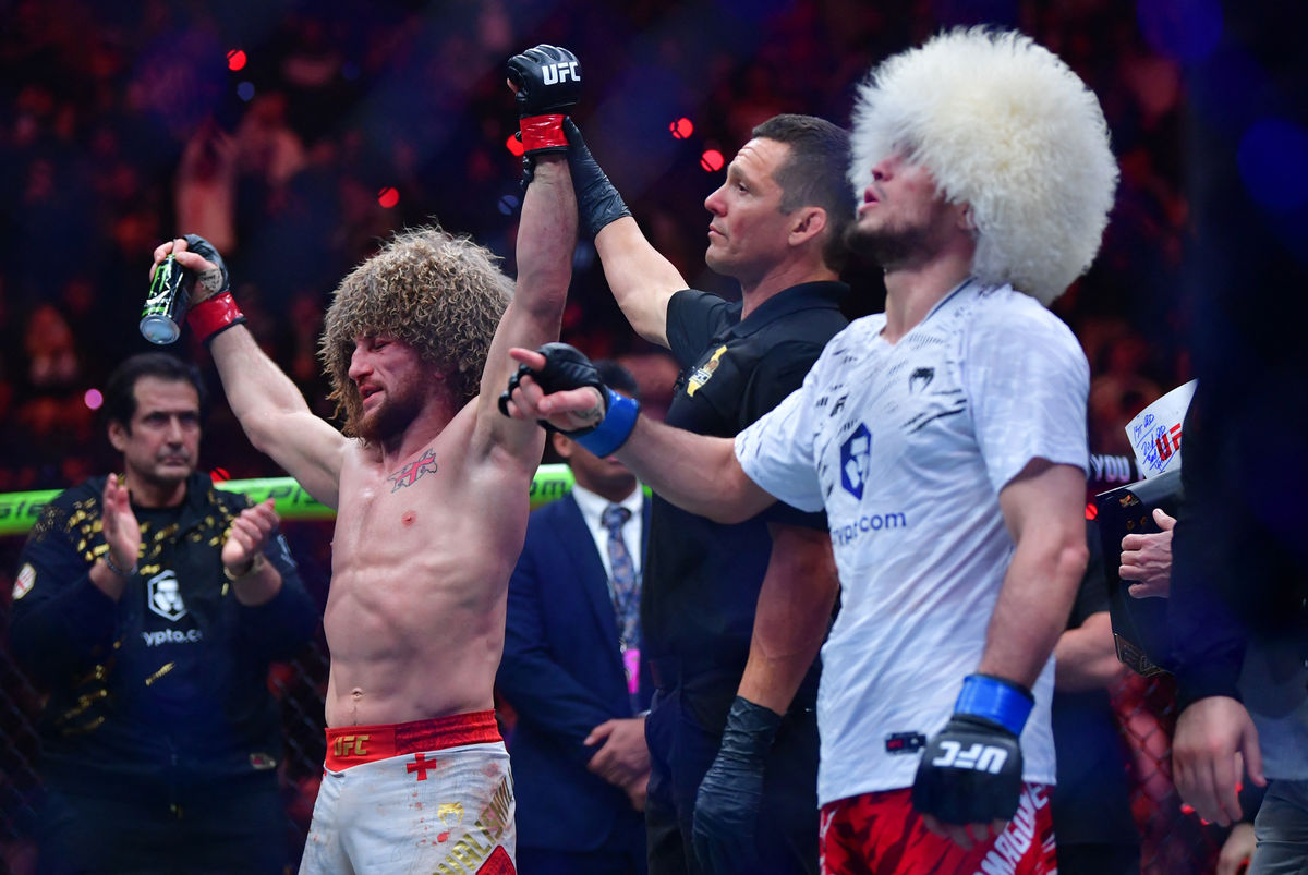 18 de enero de 2025; Inglewood, California, EE. UU.; Merab Dvalishvili (guantes rojos) celebra tras ganar la pelea por el título de peso gallo de la UFC contra Umar Nurmagomedov (guantes azules) durante el UFC 311 en el Intuit Dome. Crédito obligatorio: Gary A. Vasquez-Imagn Images