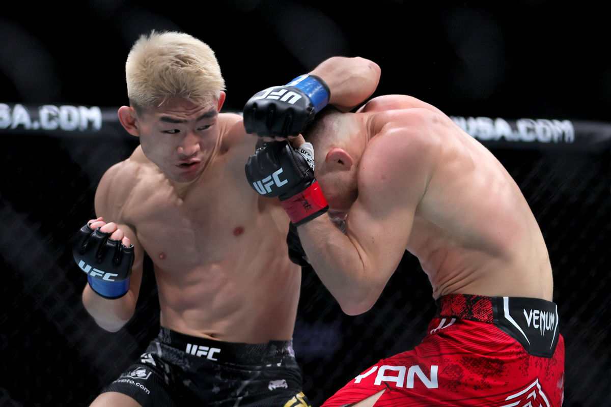9 de marzo de 2024; Miami, Florida, EE. UU.; Song Yadong (guantes azules) pelea contra Peter Yan (guantes rojos) durante UFC 299 en el Kaseya Center. Crédito obligatorio: Sam Navarro-USA TODAY Sports