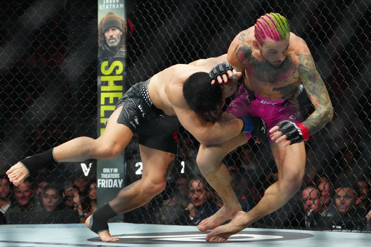 24 de janeiro de 2026; Las Vegas, Nevada, EUA; Sean O'Malley (luvas vermelhas) luta contra Song Yadong (luvas azuis) durante o UFC 324 na T-Mobile Arena. Crédito obrigatório: Stephen R. Sylvanie-Imagn Images