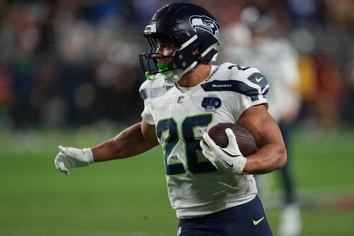 3 de janeiro de 2026; Santa Clara, Califórnia, EUA; O running back do Seattle Seahawks, Zach Charbonnet (26), corre com a bola contra o San Francisco 49ers durante o primeiro tempo no Levi's Stadium. Crédito obrigatório: Neville E. Guard-Imagn Images