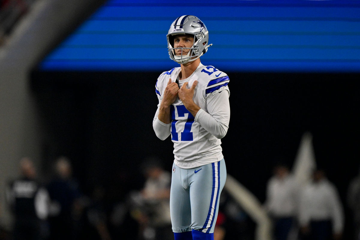 28 de agosto de 2026; Arlington, Texas, EUA; O kicker do Dallas Cowboys, Brandon Aubrey (17), tenta um chute a gol durante o jogo entre os Cowboys e os Saints no AT&T Stadium. Crédito obrigatório: Jerome Miron-Imagn Images