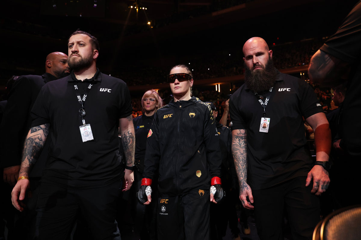 15 de noviembre de 2025; Nueva York, NY, ESTADOS UNIDOS; Valentina Shevchenko (guantes rojos) sale al ring antes del combate por el campeonato de peso mosca femenino contra Zhang Weili (no aparece en la imagen) durante el UFC 322 en el Madison Square Garden. Crédito obligatorio: Ed Mulholland-Imagn Images