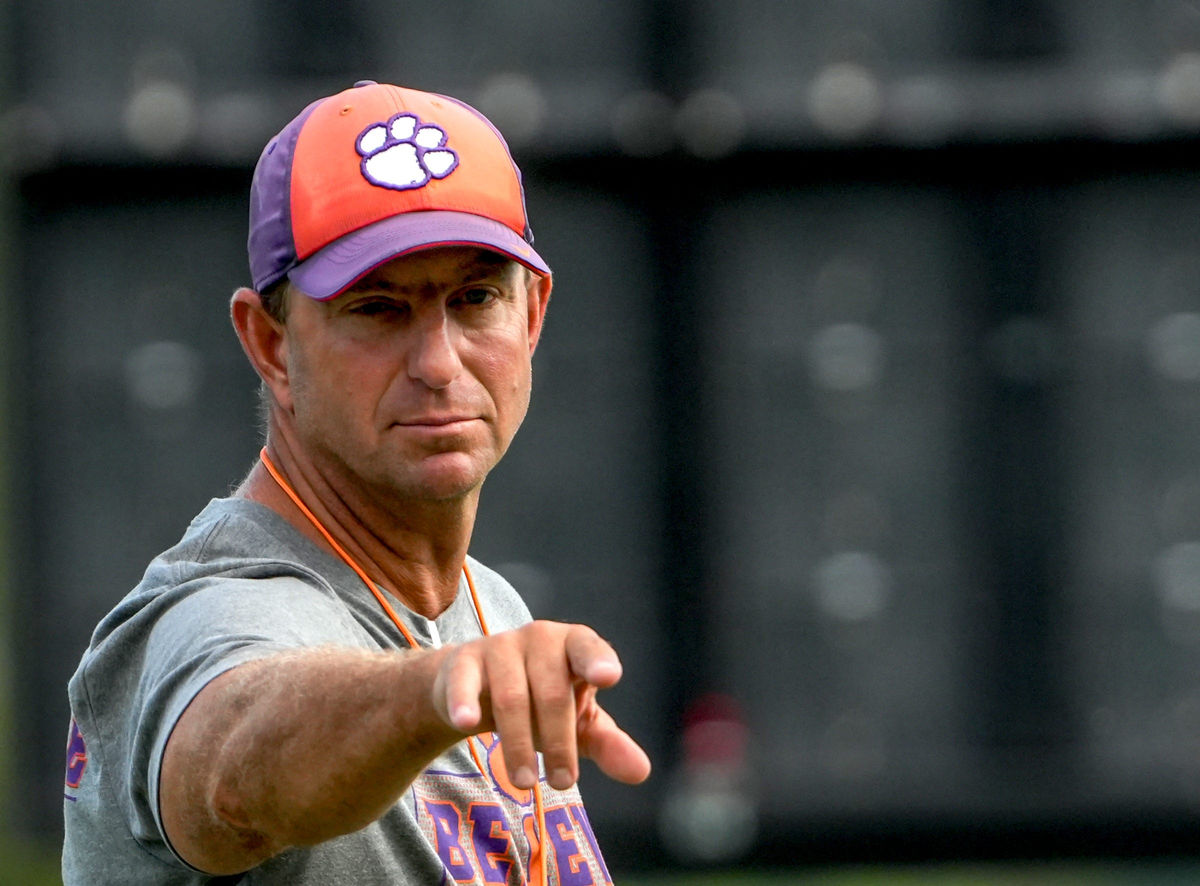 O técnico do Clemson, Dabo Swinney, conversa com os jogadores durante o treino no Complexo Esportivo Allen N. Reeves em Clemson, Carolina do Sul, na sexta-feira, 7 de agosto de 2026.