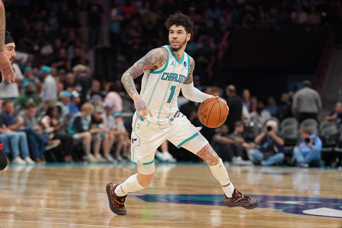 14 de abril de 2026; Charlotte, Carolina do Norte, EUA; O armador do Charlotte Hornets, LaMelo Ball (1), conduz a bola durante o segundo tempo da partida entre o Charlotte Hornets e o Miami Heat, válida pela fase preliminar dos playoffs da NBA de 2026, no Spectrum Center. Crédito obrigatório: Jim Dedmon-Imagn Images