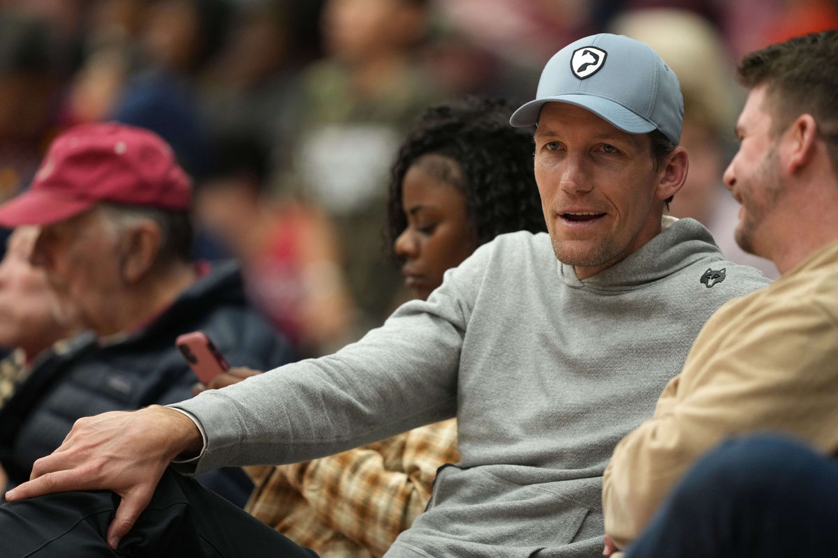 27 de dezembro de 2025; Stanford, Califórnia, EUA; O gerente geral do Golden State Warriors, Mike Dunleavy Jr., assiste ao jogo na quadra durante o segundo tempo entre o Stanford Cardinal e o CSUN Matadors no Maples Pavilion. Crédito obrigatório: Darren Yamashita-Imagn Images