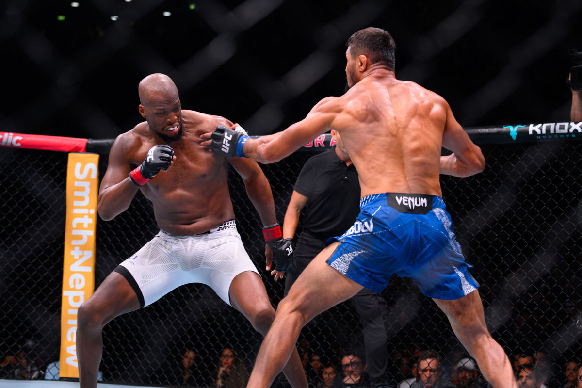 5 de setembro de 2026; Paris, França; Michael Venom Page (luvas vermelhas) luta contra Nursulton Ruziboev (luvas azuis) durante o UFC Fight Night na Accor Arena. Crédito obrigatório: Per Haljestam-Imagn Images