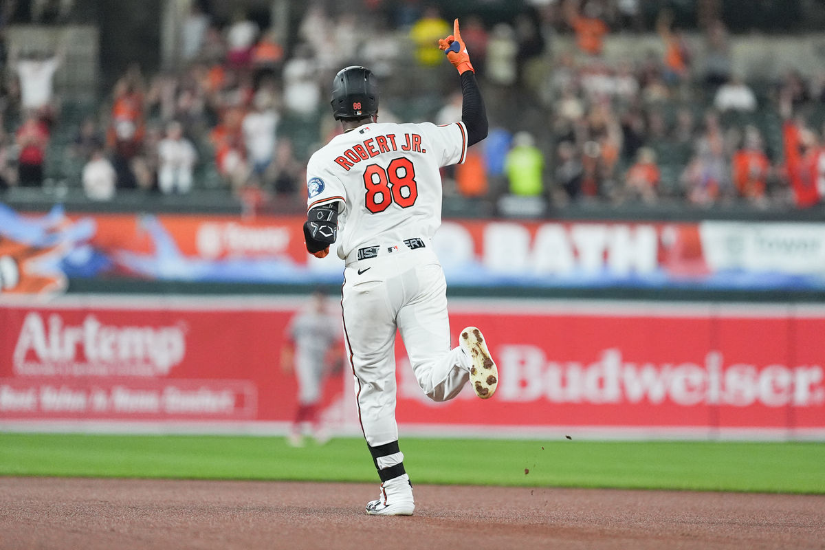 3 de setembro de 2026; Baltimore, Maryland, EUA; O jogador de campo central do Baltimore Orioles, Luis Robert Jr. (88), comemora após rebater um home run enquanto corre as bases contra o Boston Red Sox durante a quarta entrada no Oriole Park at Camden Yards. Crédito obrigatório: Gregory Fisher-Imagn Images