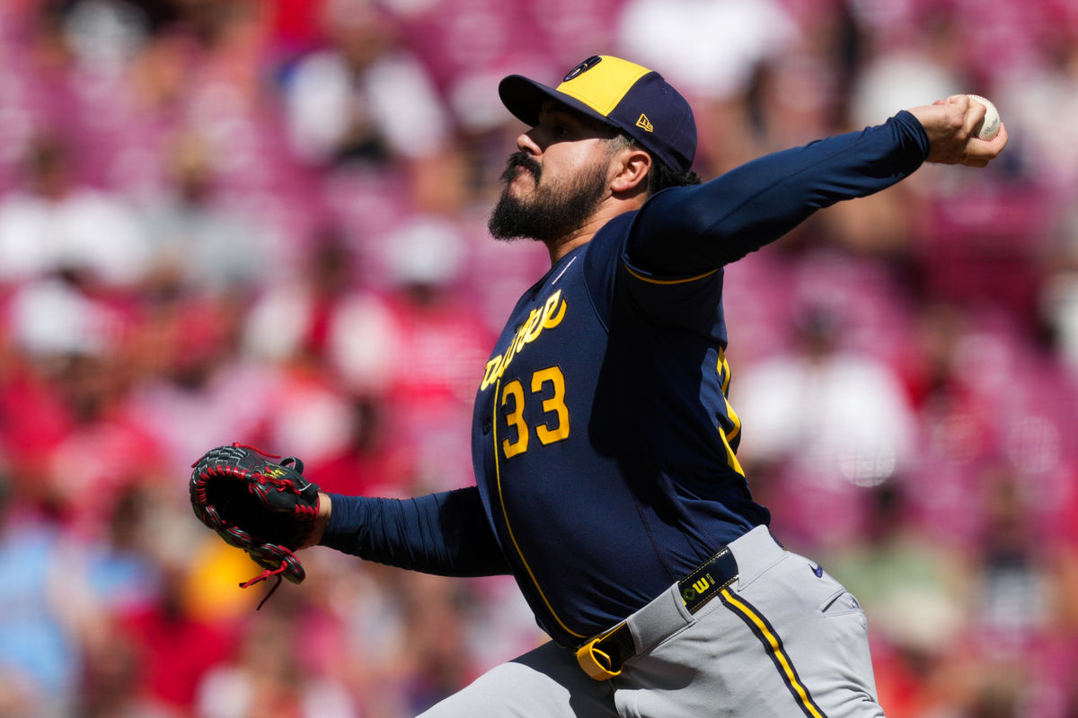 6 de setembro de 2026; Cincinnati, Ohio, EUA; O arremessador do Milwaukee Brewers, Jojo Romero, arremessa contra o Cincinnati Reds na oitava entrada no Great American Ball Park. Crédito obrigatório: Aaron Doster-Imagn Images