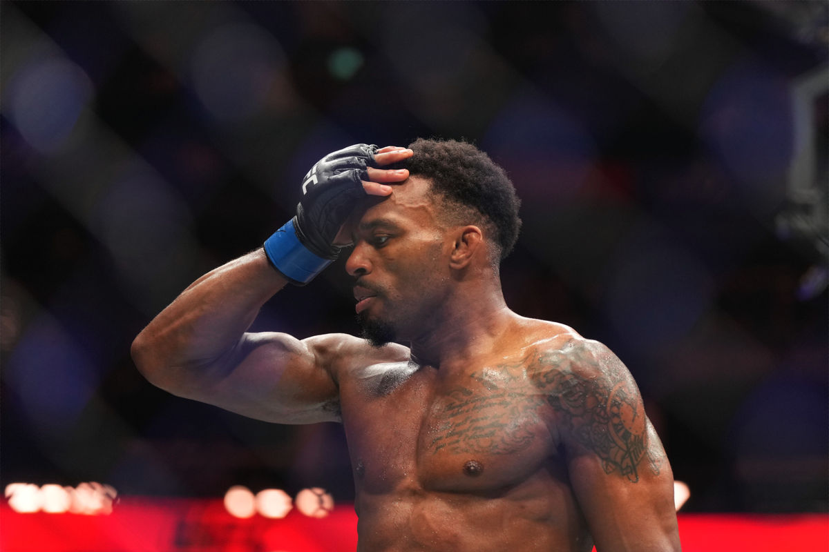 21 de março de 2026; Londres, REINO UNIDO; Lerone Murphy (luvas azuis) reage durante a luta contra Movsar Evloev (luvas vermelhas) no UFC Fight Night na O2 Arena. Crédito obrigatório: Peter van den Berg-Imagn Images