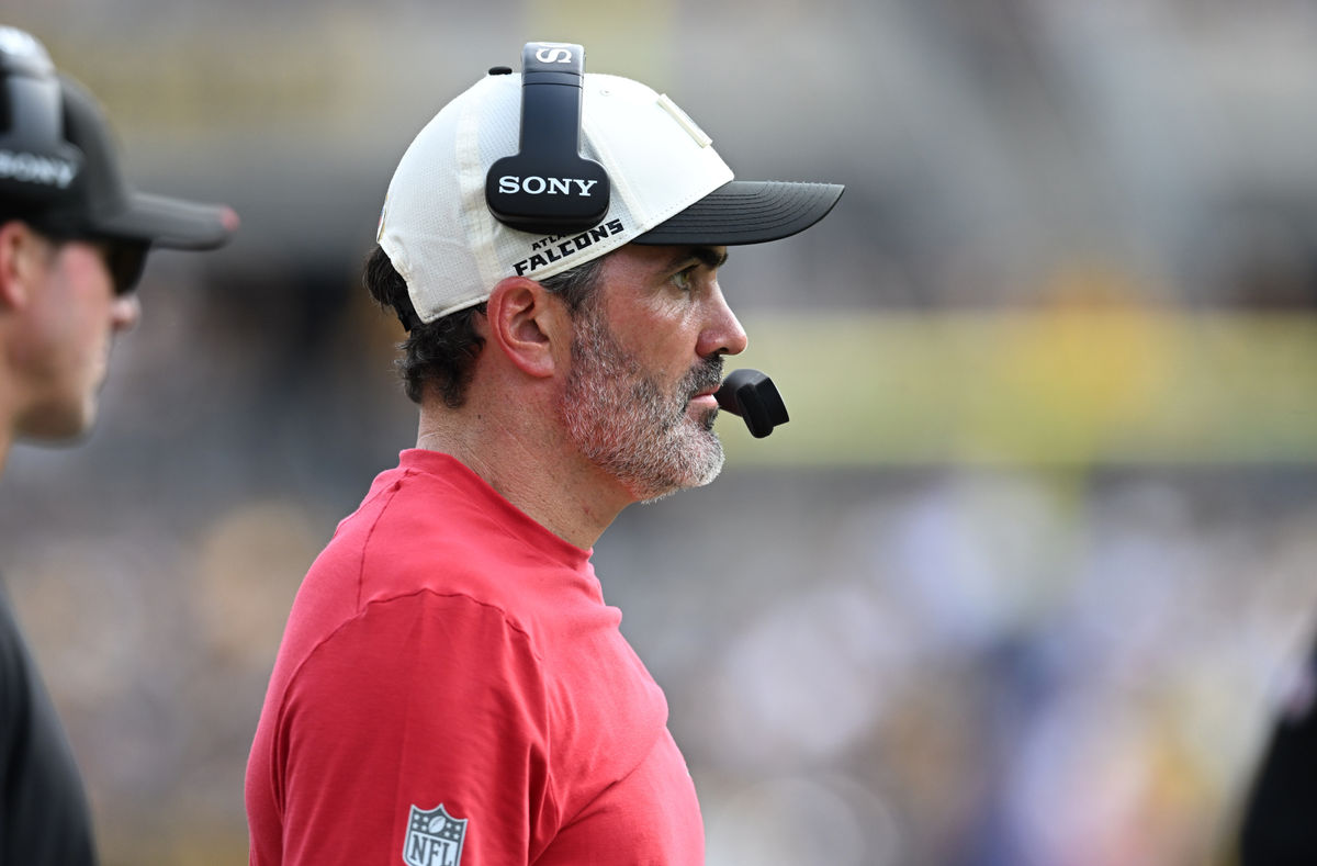 13 de septiembre de 2026; Pittsburgh, Pensilvania, EE. UU.; El entrenador en jefe de los Atlanta Falcons, Kevin Stefanski, durante el tercer cuarto del partido contra los Pittsburgh Steelers en el Acrisure Stadium. Crédito obligatorio: Barry Reeger-Imagn Images