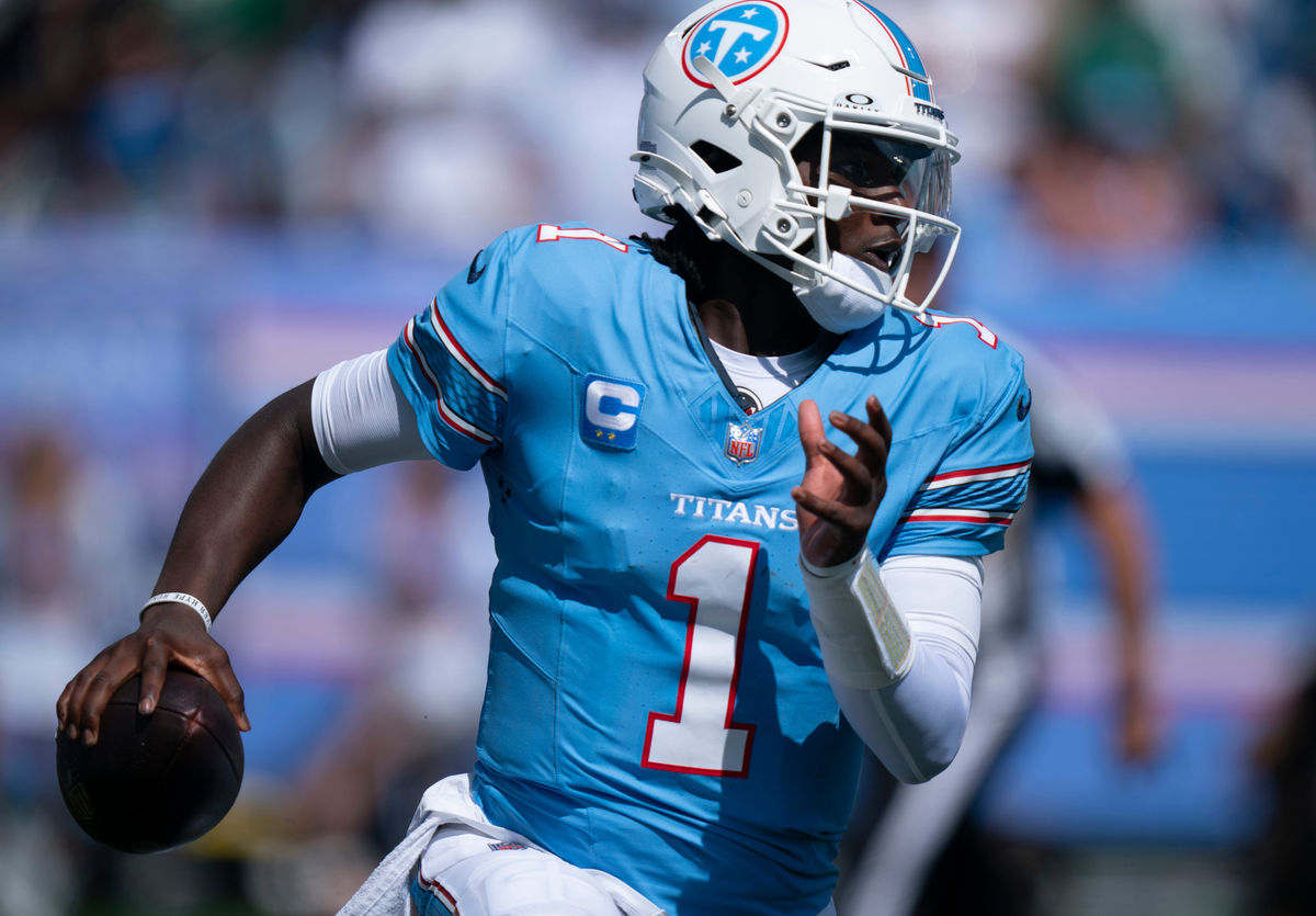 El mariscal de campo de Tennessee, Cam Ward (1), corre bajo la presión de Nueva York durante su partido inaugural de la temporada en el Nissan Stadium el domingo 13 de septiembre de 2026.
