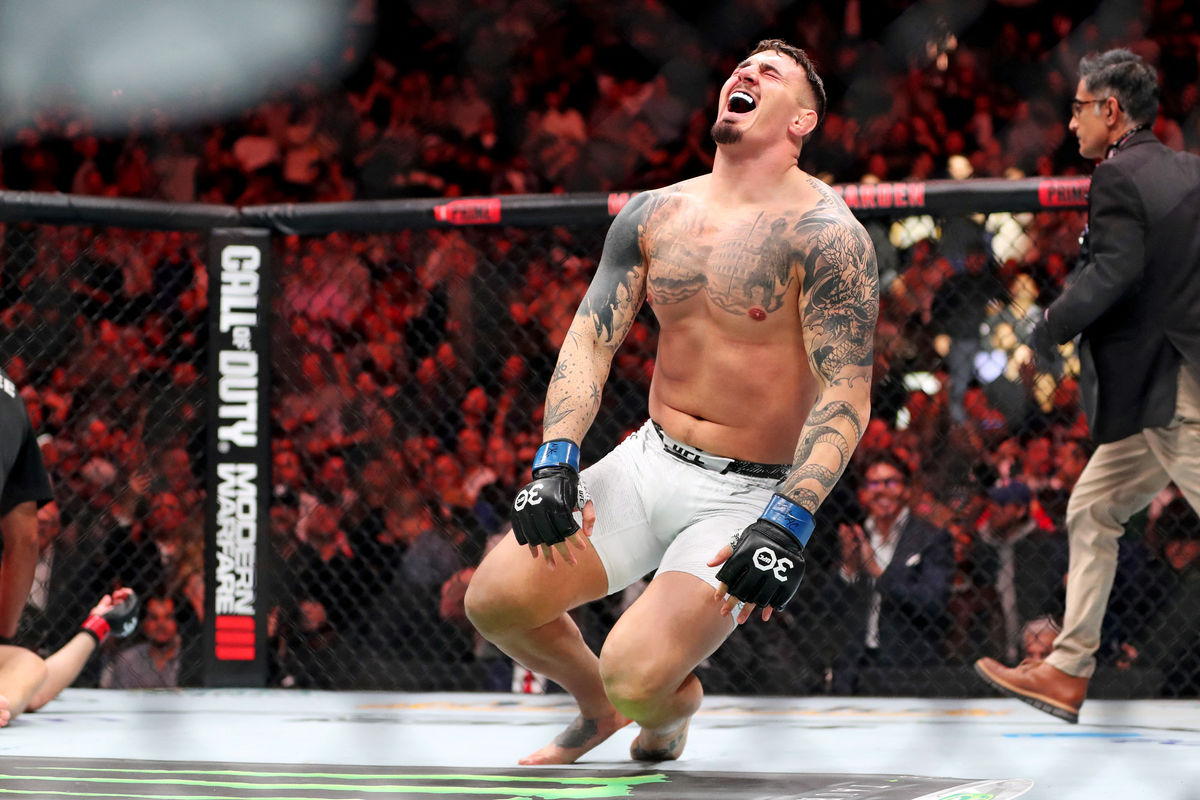 11 de noviembre de 2023; Nueva York, NY, EE. UU.; Tom Aspinall (guantes azules) reacciona tras vencer a Sergei Pavlovich (guantes rojos) durante el UFC 295 en el Madison Square Garden. Crédito obligatorio: Wendell Cruz-USA TODAY Sports