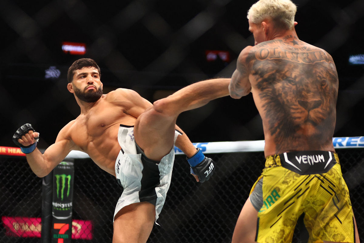 13 de abril de 2024; Las Vegas, Nevada, EUA; Arman Tsarukyan (luvas azuis) luta contra Charles Oliveira (luvas vermelhas) durante o UFC 300 na T-Mobile Arena. Crédito obrigatório: Mark J. Rebilas-USA TODAY Sports