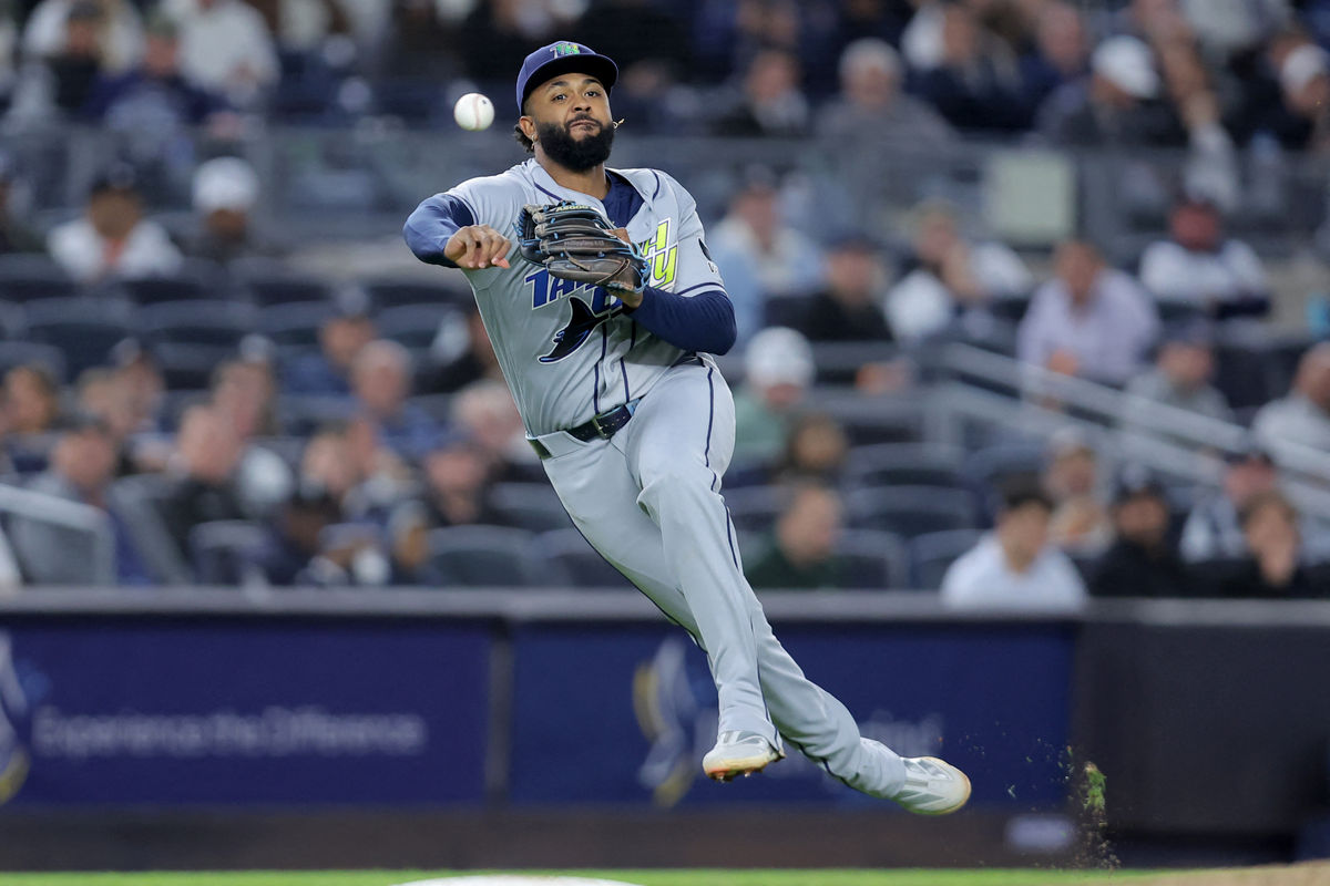 24 de setembro de 2026; Bronx, Nova York, EUA; O terceira base do Tampa Bay Rays, Junior Caminero (13), elimina o terceira base do New York Yankees, Amed Rosario (não aparece na foto), em uma rebatida rasteira durante a sétima entrada no Yankee Stadium. Crédito obrigatório: Brad Penner-Imagn Images