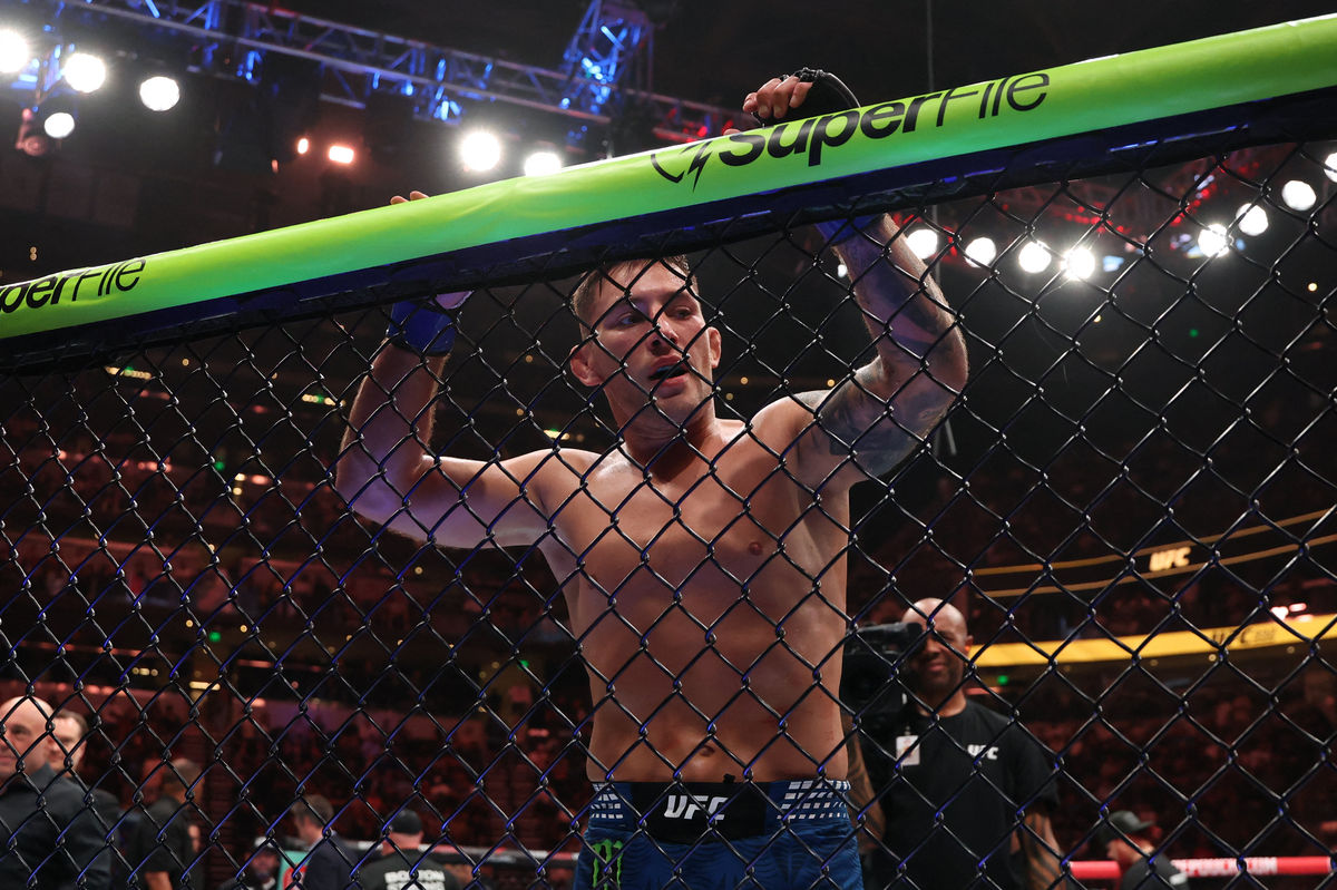 3 de octubre de 2026; Salt Lake City, Utah, EE. UU.; Esteban Ribovics (guantes azules) reacciona tras la pelea contra King Green (guantes rojos) durante el UFC 332 en el Delta Center. Crédito obligatorio: Rob Gray-Imagn Images