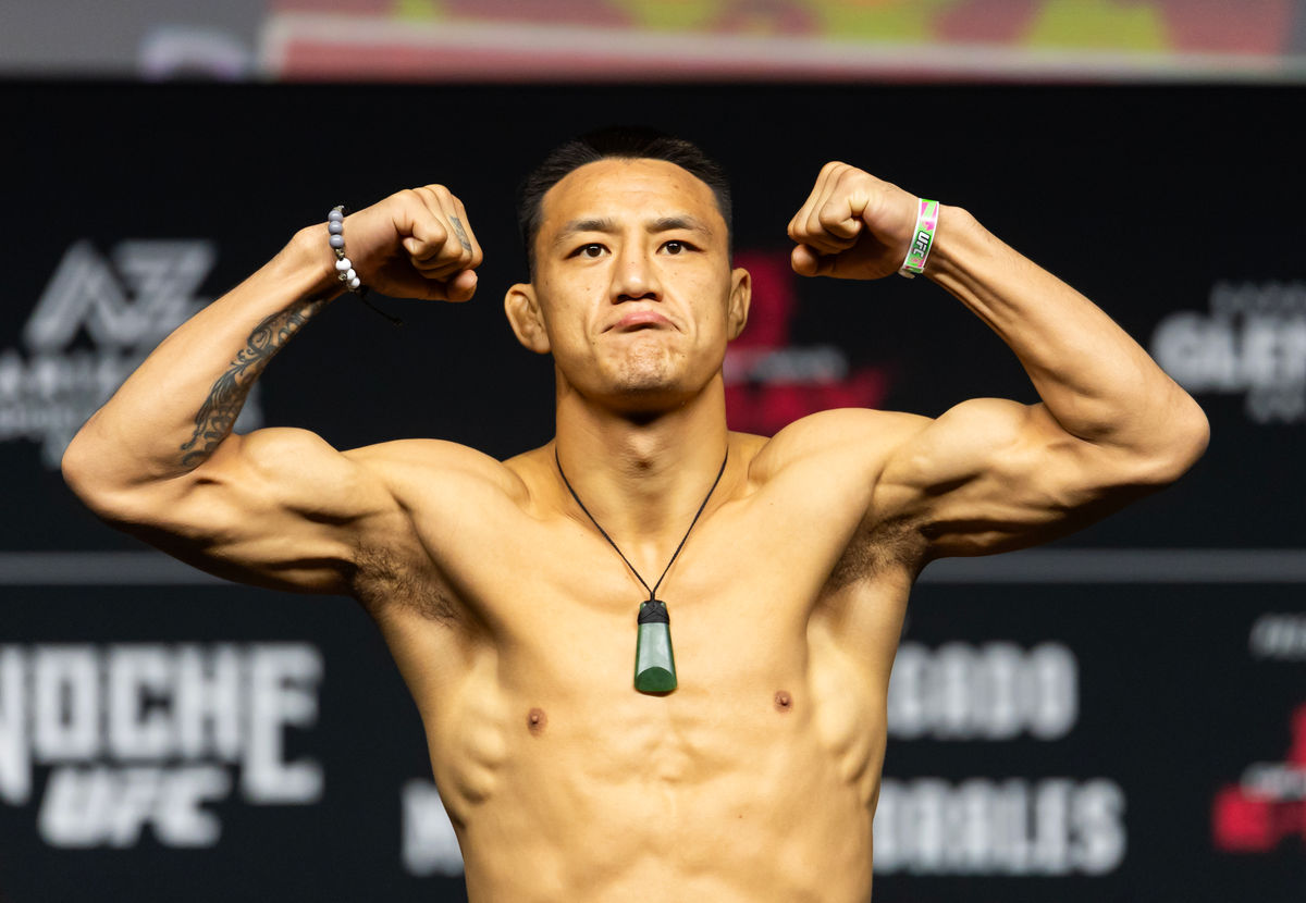 11 de septiembre de 2026; Glendale, Arizona, ESTADOS UNIDOS; El luchador de la UFC Zhu Rong durante el pesaje para UFC Noche Fight Night en el Desert Diamond Arena. Crédito obligatorio: Mark J. Rebilas-Imagn Images