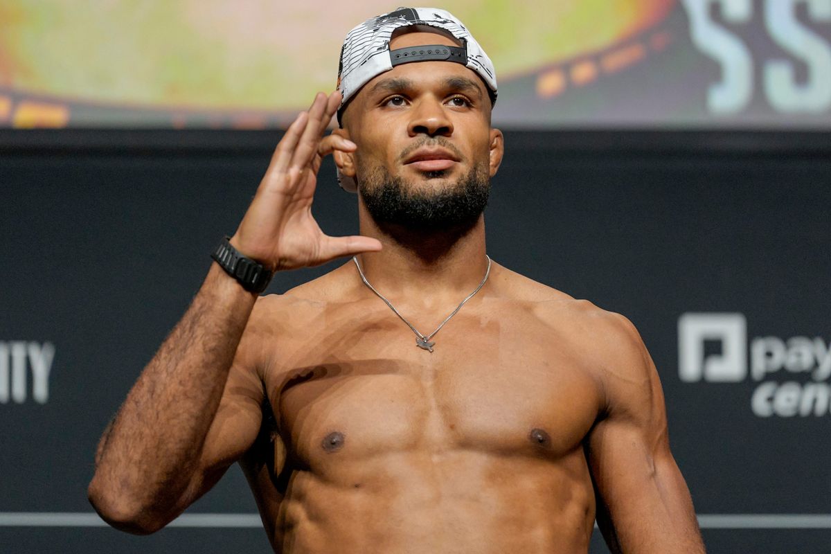 Christian Leroy Duncan permanece en el escenario durante el pesaje ceremonial de UFC Fight Night en el Paycom Center de Oklahoma City el viernes 17 de julio de 2026.