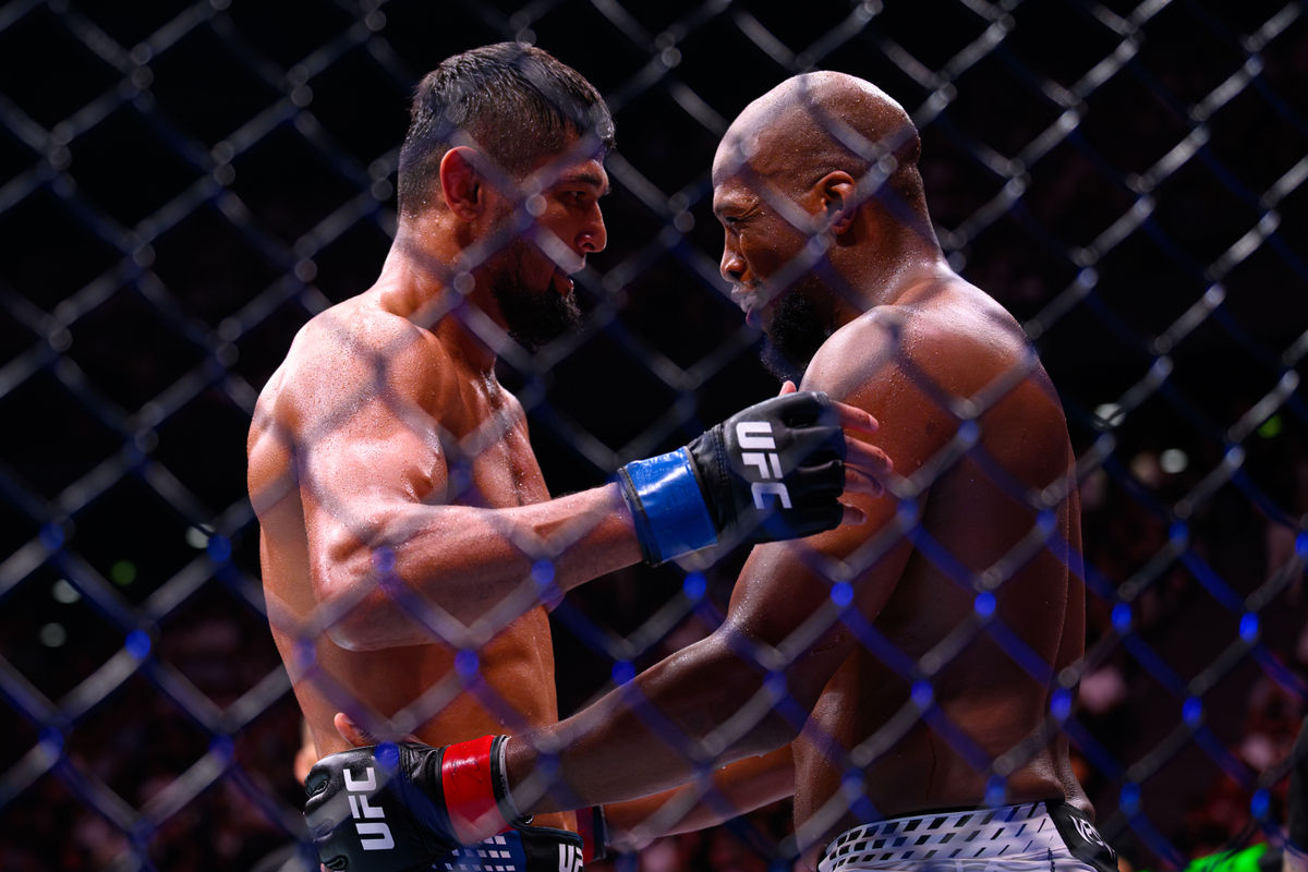5 de septiembre de 2026; París, FRANCIA; Michael Venom Page (guantes rojos) pelea contra Nursulton Ruziboev (guantes azules) durante UFC Fight Night en el Accor Arena. Crédito obligatorio: Per Haljestam-Imagn Images