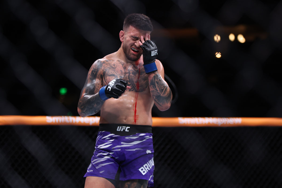 14 de junio de 2025; Atlanta, Georgia, ESTADOS UNIDOS; Mansur Abdul-Malik (guantes rojos) pelea contra Cody Brundage (guantes azules) durante UFC Fight Night en el State Farm Arena. Crédito obligatorio: Brett Davis-Imagn Images