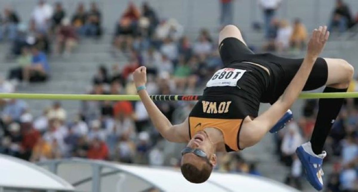 College High Jumper Protects Friend Who Pissed On A Liquor Store&#39;s Floor