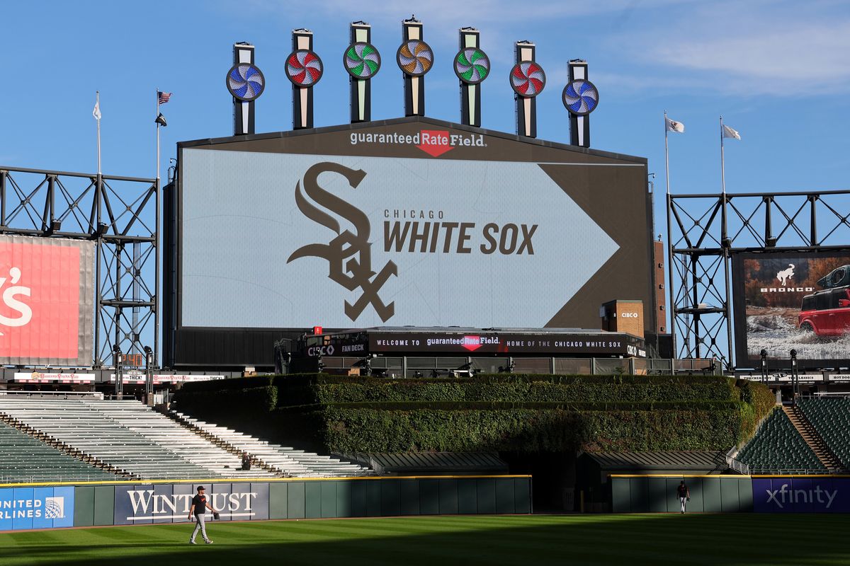 Dos mujeres recibieron disparos en un juego de los White Sox y a nadie parece importarle