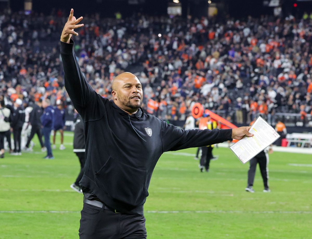 Raiders remove interim tag, hire Antonio Pierce as head coach