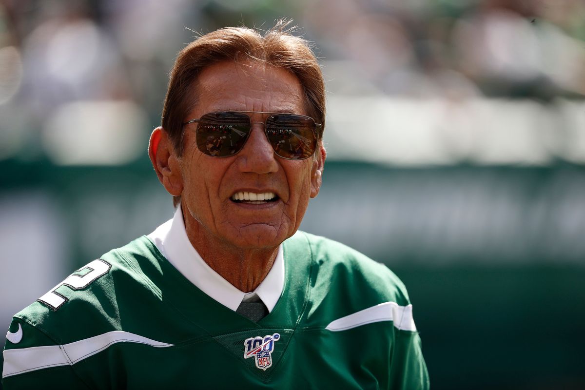 Joe Namath luce muy mal con este traje de abuso sexual en un campamento de fútbol juvenil