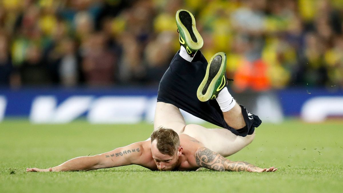 Deadspin | Naked Idiot On The Field Rings In The New Premier League Season  With A Dong