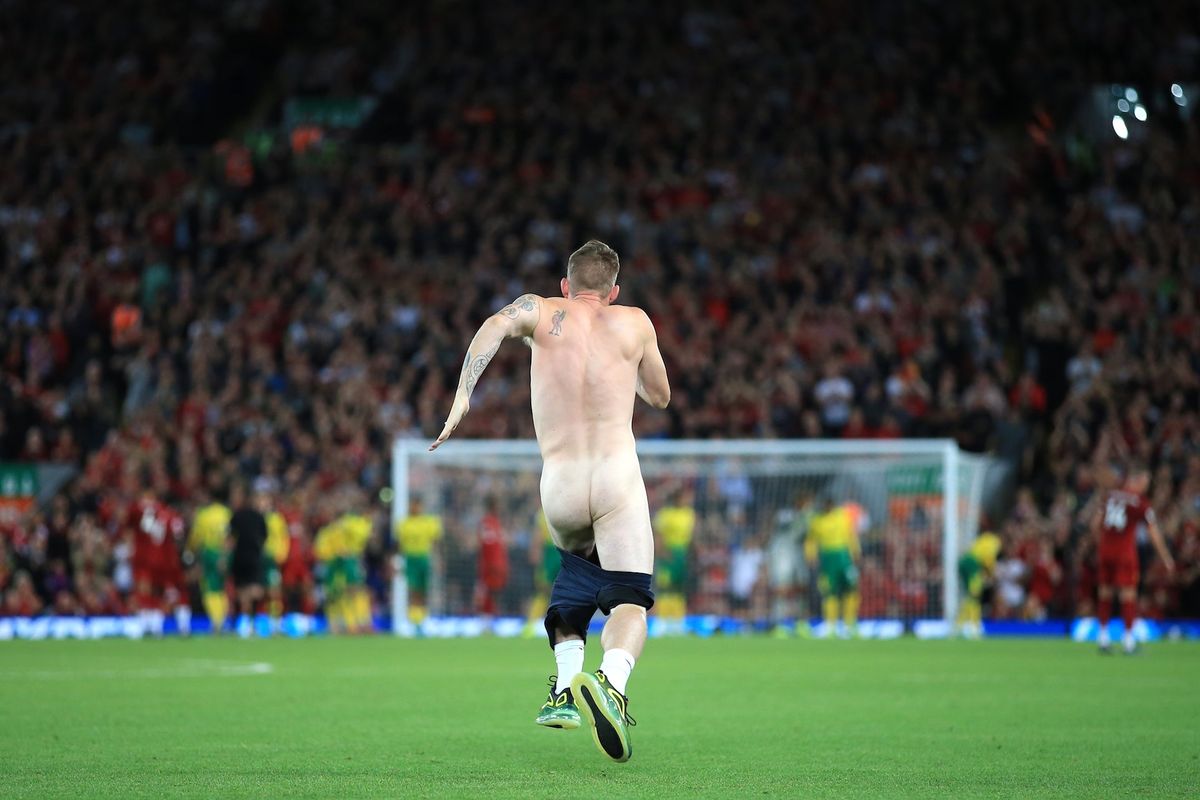 Deadspin | Naked Idiot On The Field Rings In The New Premier League Season  With A Dong