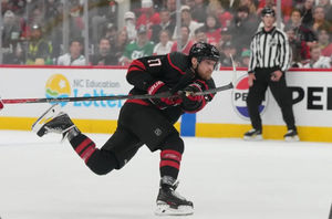¿Carolina Hurricanes o Vegas Golden Knights? Factores clave que decidirán la Copa Stanley.