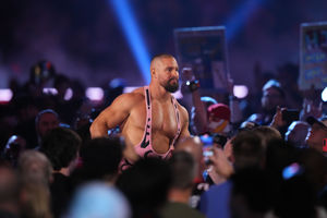 Resumo do WWE Sunday Night's Main Event: Oba Femi vs. Bron Breakker rouba a cena