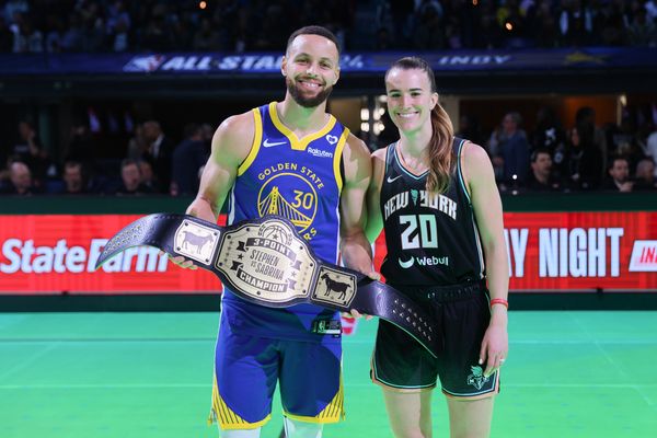 Steph bests Sabrina in their 3-point shootout