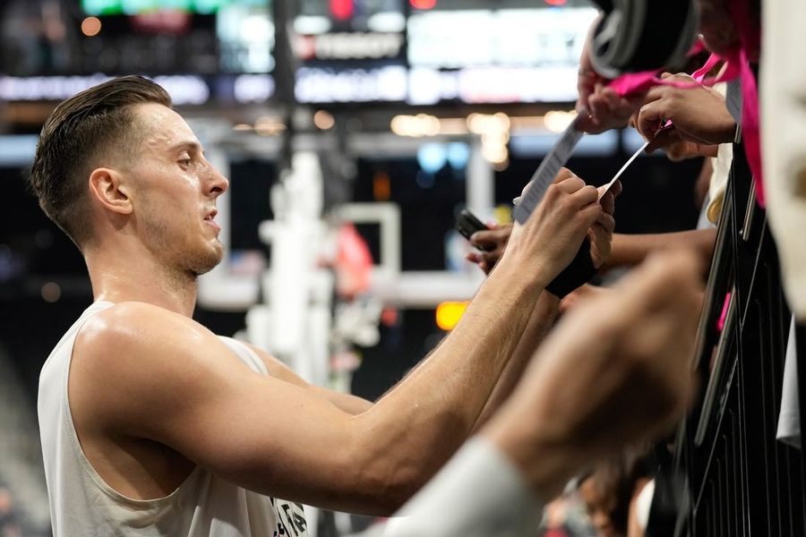 Shoulder surgery on tap for Spurs' Zach Collins