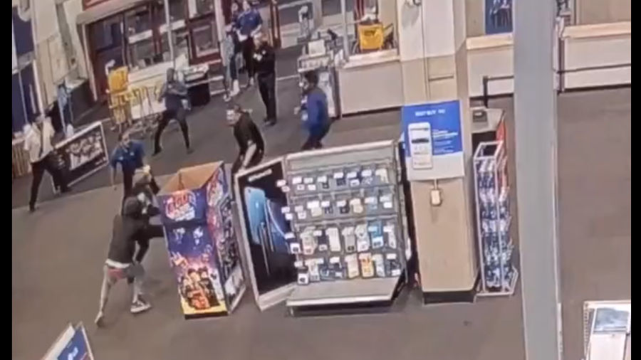 Best Buy employees break into stellar zone defense to stop shoplifters
