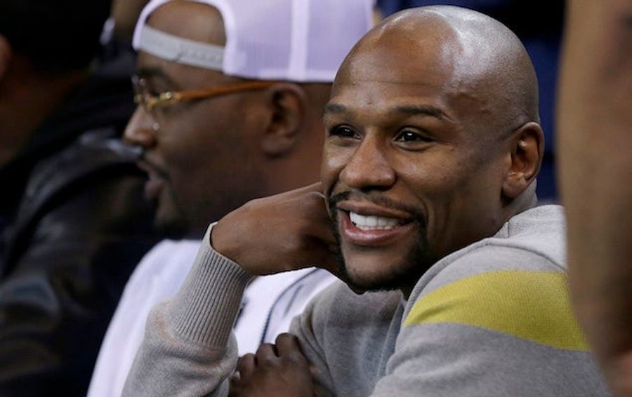 Something Happened With Floyd Mayweather’s Crew At The Warriors Game