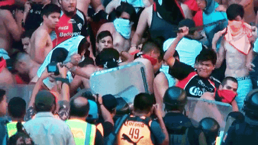 Riots Delay <i>El Clásico Tapatío </i>As Atlas Fans Attack Chivas Players