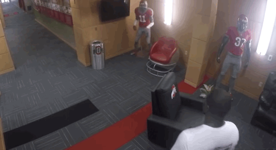 Cardale Jones And Other Buckeyes Fooled By Living Mannequin Prank