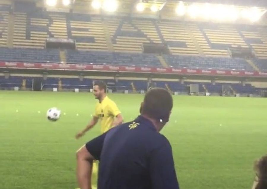 Roberto Soldado Fails To Kick Soccer Ball Into Huge, Wide-Open Space
