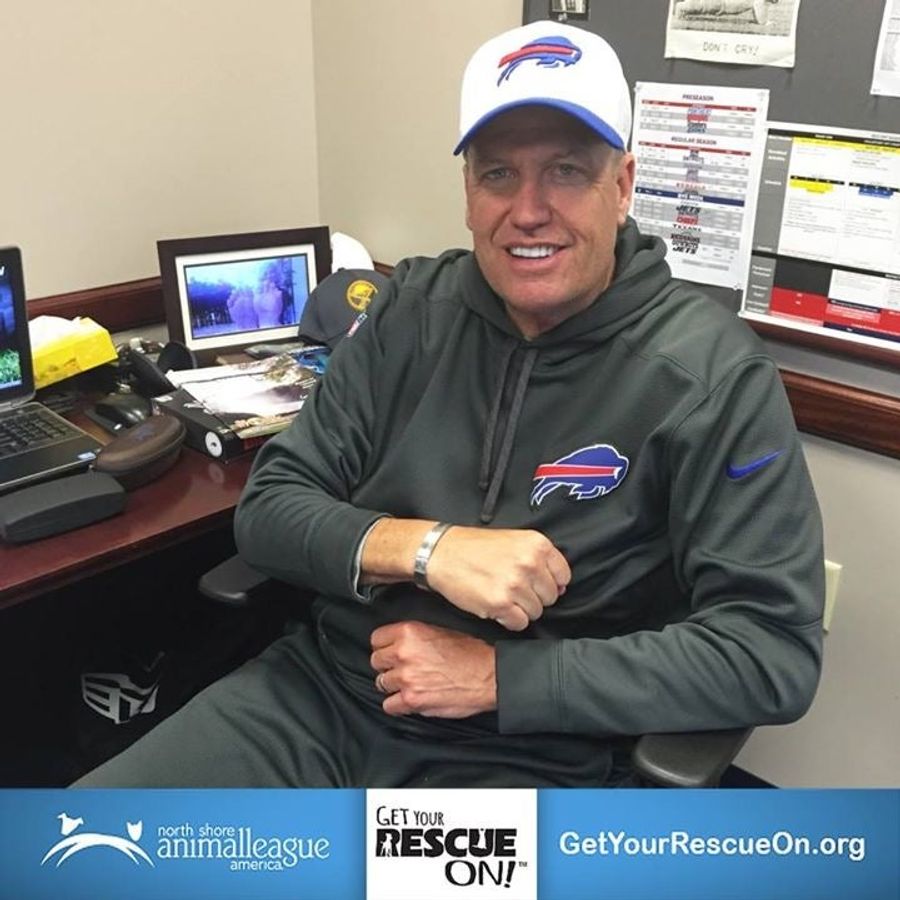 Does Rex Ryan Have A Photo Of His Wife's Feet On His Desk?