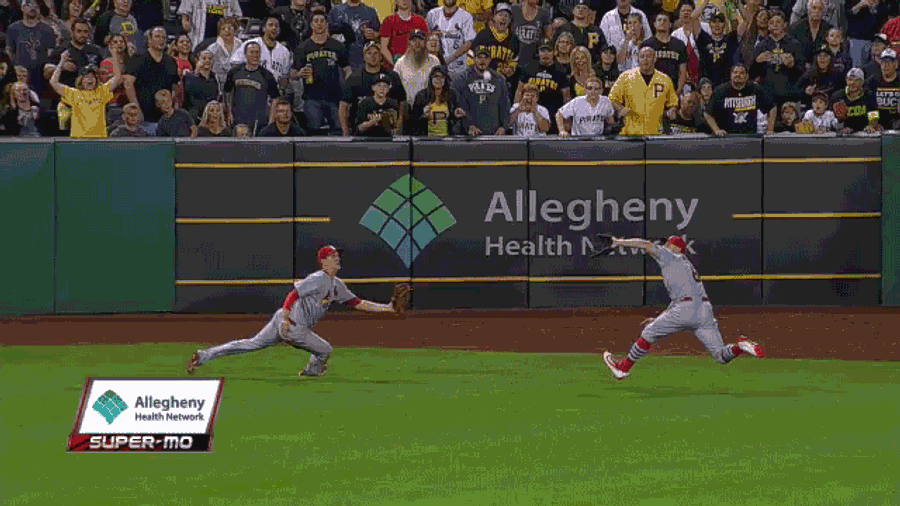Cardinals&#39; Stephen Piscotty Taken Off Field On Stretcher After Violent Outfield Collision [UPDATE]