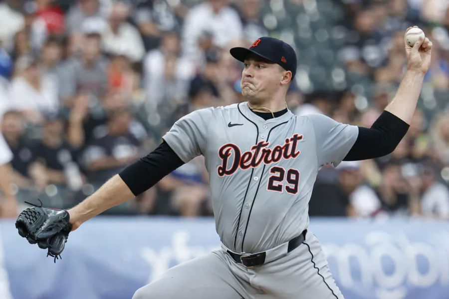 August 24, 2024; Chicago, Illinois, USA; Detroit Tigers starting pitcher Tarik Skubal (29) pitches against the Chicago White Sox during the first inning at Guaranteed Rate Field. Mandatory Credit: Kamil Krzacinski-Imagen Imagen