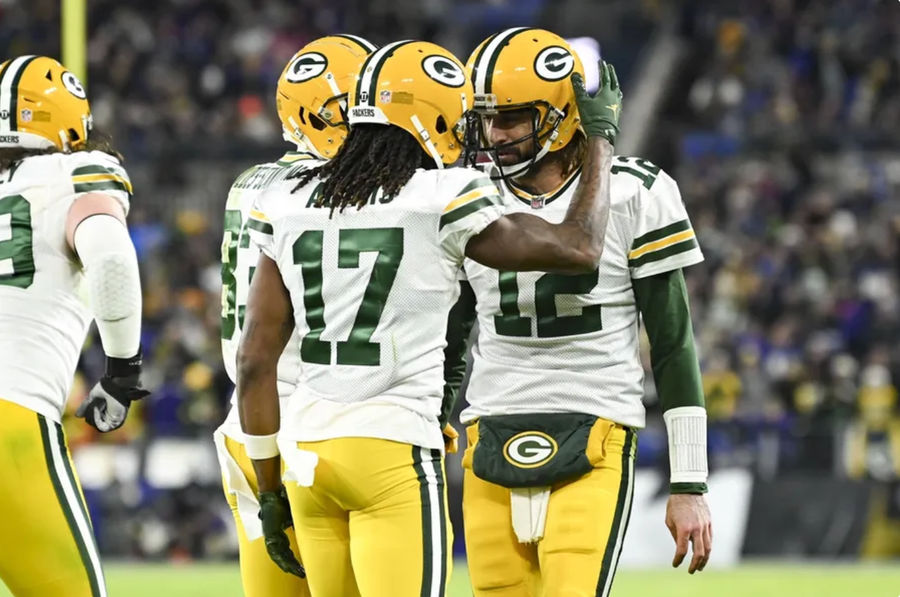 19 décembre 2021 ; Baltimore, Maryland, États-Unis ; Davante Adams (17), grand receveur des Green Bay Packers, célèbre avec le quarterback Aaron Rodgers (12) après avoir marquant un touchdown du deuxième quart contre les Baltimore Ravens au stade M&T Bank. Crédit obligatoire : Tommy Gilligan-Imagn Images