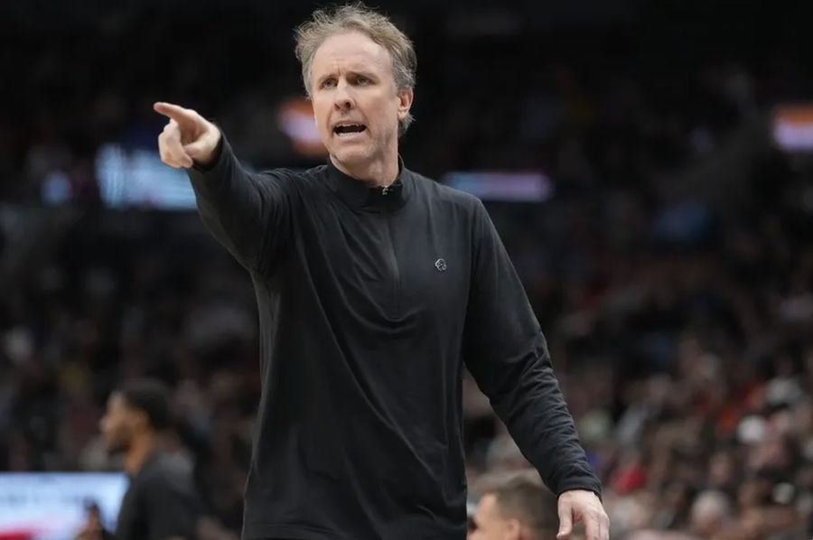 Apr 7, 2024; Toronto, Ontario, CAN; Washington Wizards head coach Brian Keefe calls out instructions to his players during the second half against the Toronto Raptors at Scotiabank Arena. Mandatory Credit: John E. Sokolowski-USA TODAY Sports