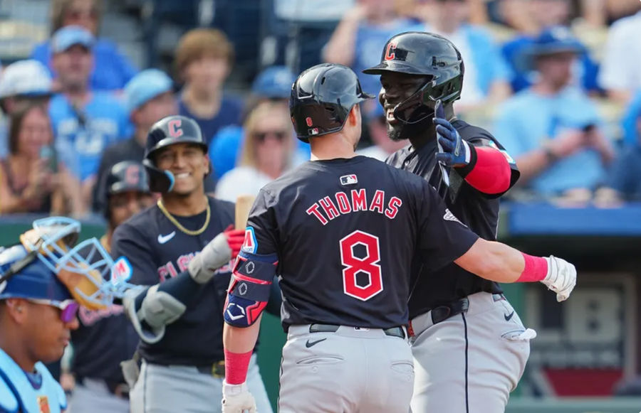 2 september 2024; Kansas City, Missouri, VS; Cleveland Guardians-middenvelder Lane Thomas (8) wordt gefeliciteerd door rechtervelder Jhonkensy Noel (43) en korte stop Brayan Rocchio (4) na het slaan van een homerun tijdens de vijfde inning tegen de Kansas City Royals in Kauffman Stadium. Verplicht krediet: Jay Biggerstaff-USA TODAY Sports