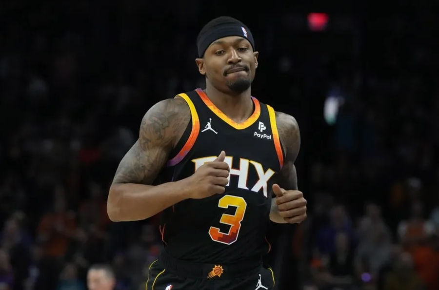 Dec 15, 2023; Phoenix, Arizona, USA; Phoenix Suns guard Bradley Beal (3) reacts after scoring against the New York Knicks in the first half at Footprint Center. credits: Rick Scuteri-USA TODAY Sports