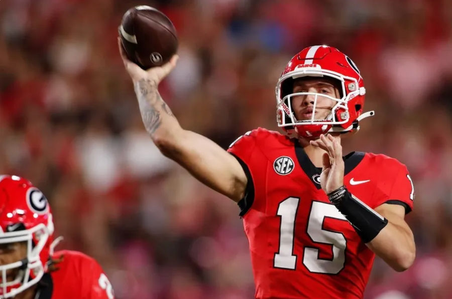 Georgia quarterback Carson Beck (15) throws a touchdown pass to Georgia wide receiver Rara Thomas (5) during the first half of a NCAA college football game against Kentucky in Athens, Ga., on Saturday, Oct. 7, 2023. credits: Joshua L. Jones / USA TODAY NETWORK